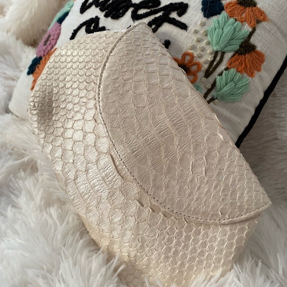 Beautiful white clutch like new - Picture 3 of 4